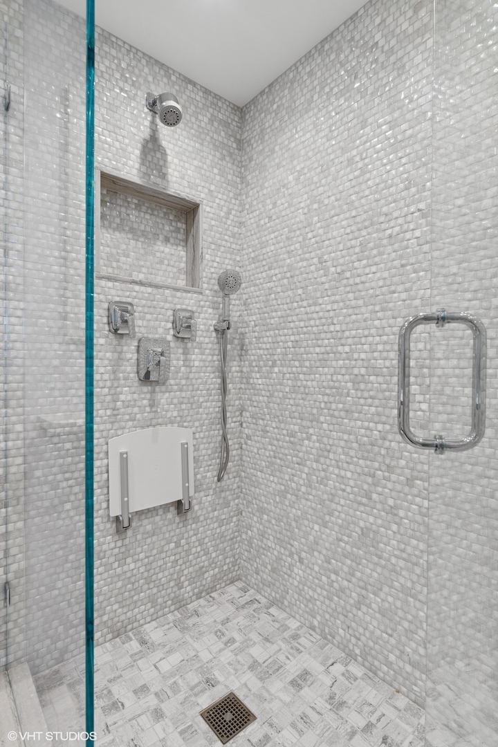 1555 N Astor Street Unit: 23SE