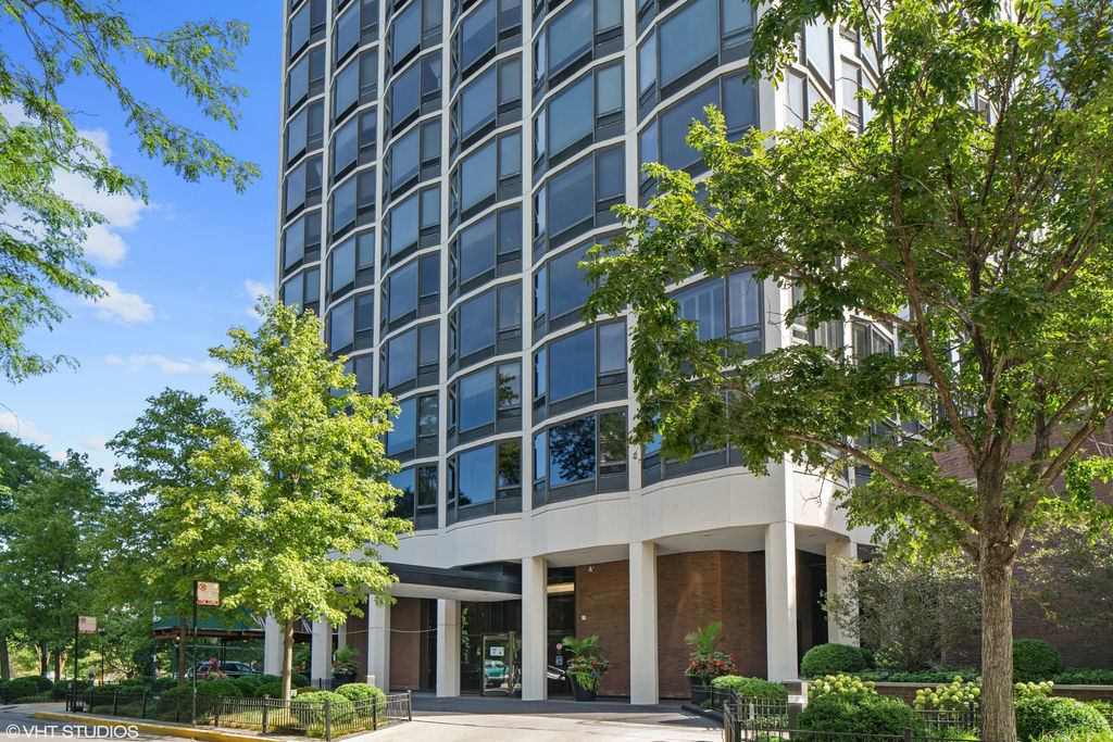 1555 N Astor Street Unit: 23SE