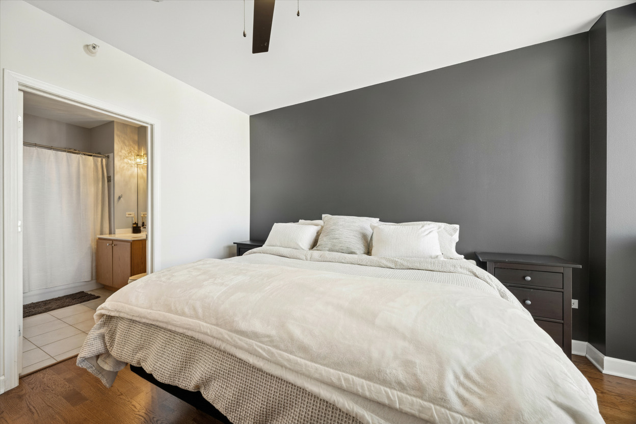 645 N Kingsbury Street Unit: 1205