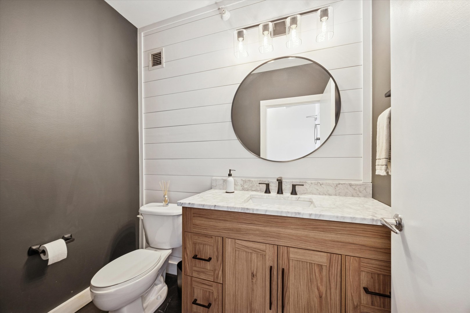 645 N Kingsbury Street Unit: 1205