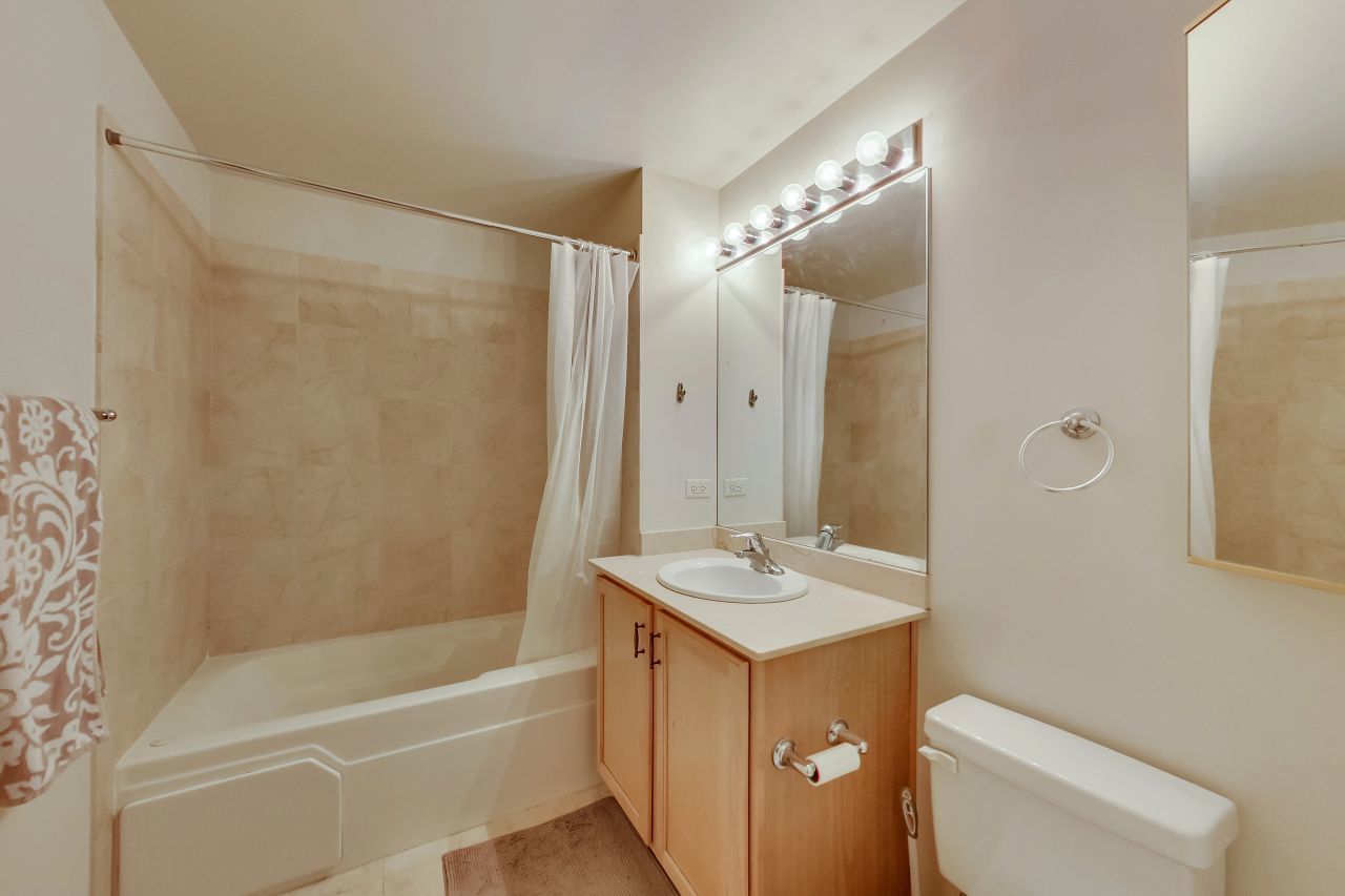 210 S Desplaines Street Unit: 803