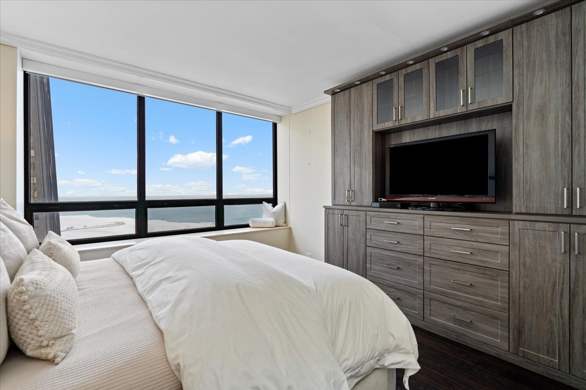 180 E PEARSON Street Unit: 4801