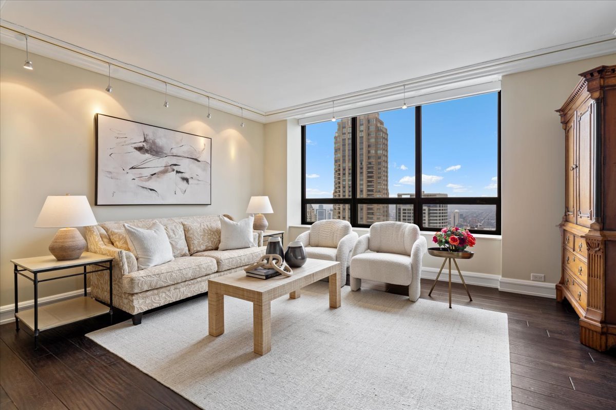 180 E PEARSON Street Unit: 4801