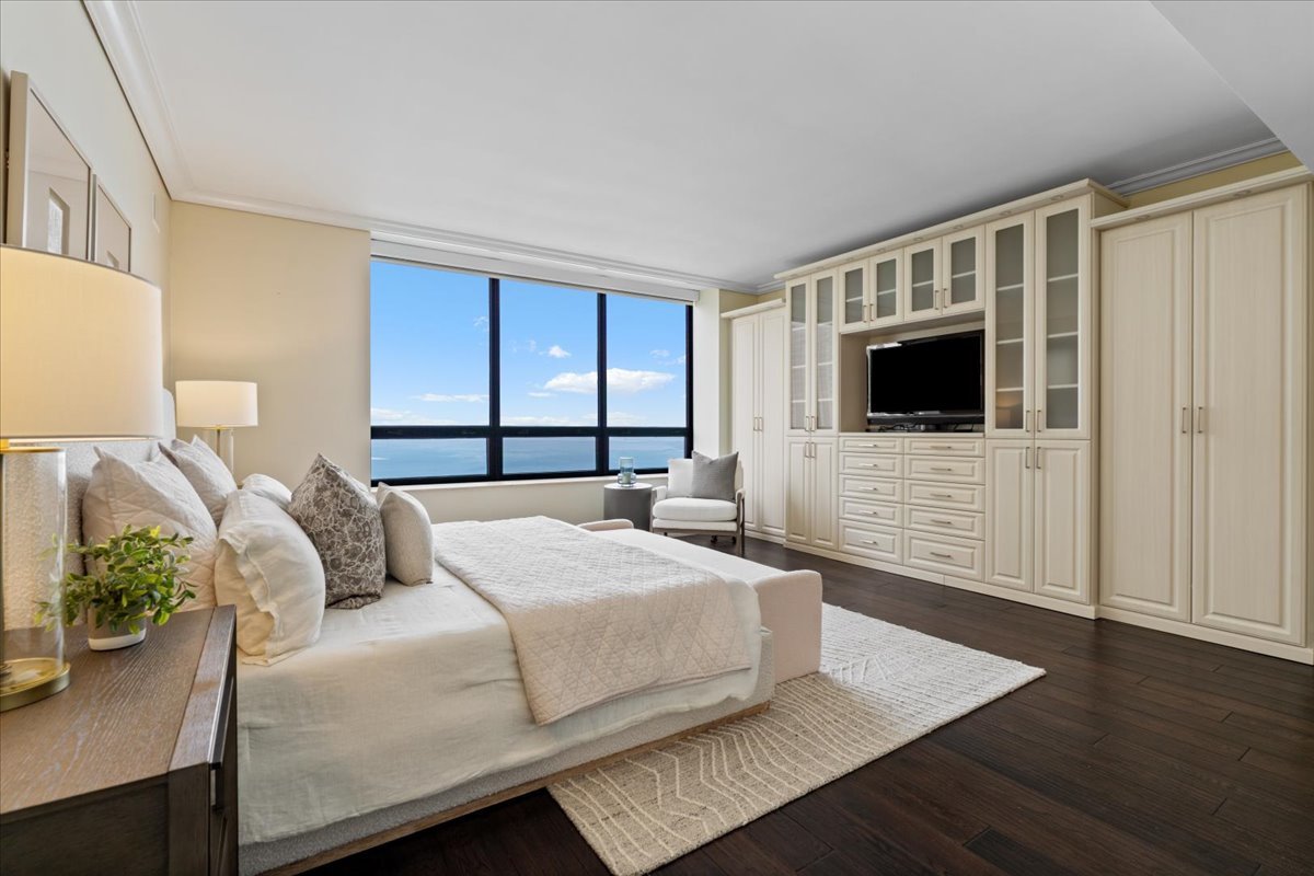 180 E PEARSON Street Unit: 4801