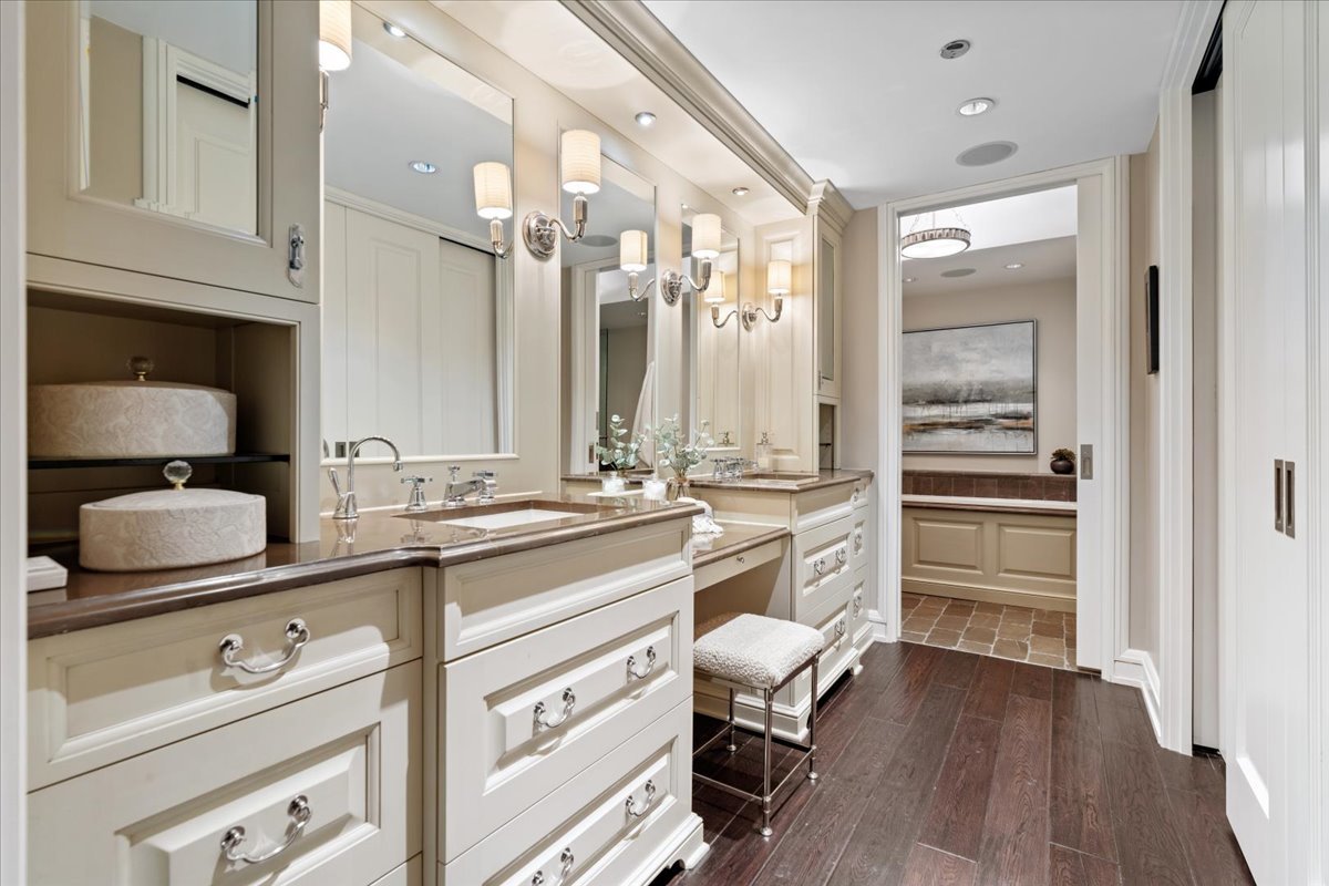 180 E PEARSON Street Unit: 4801