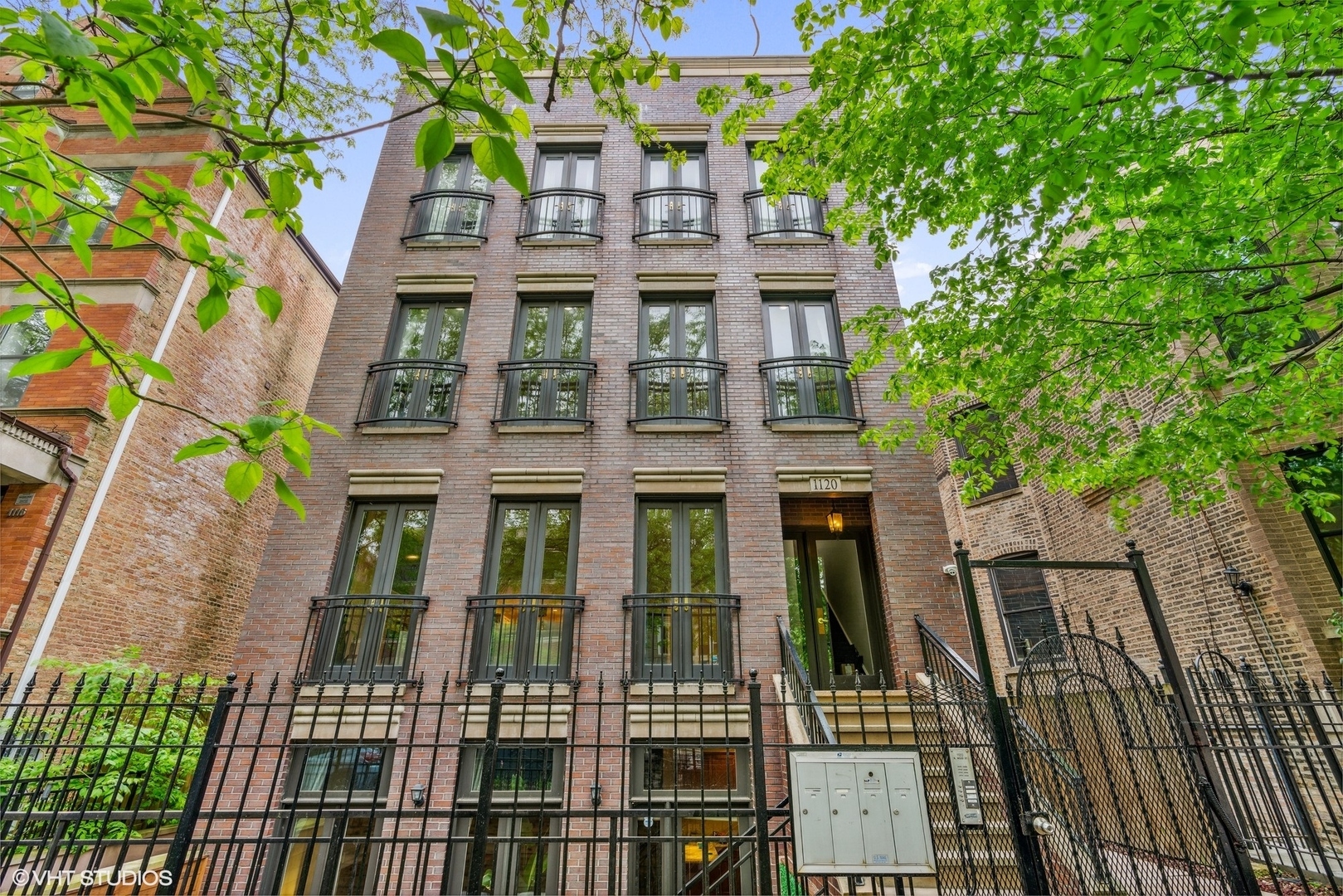 1120 N WOOD Street Unit: 1