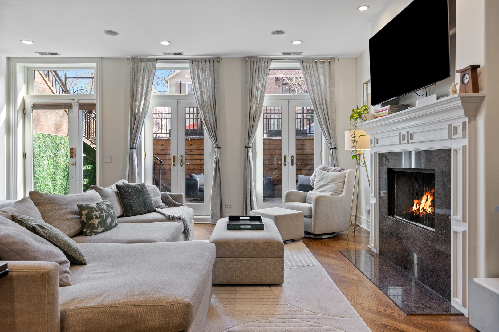 1120 N WOOD Street Unit: 1