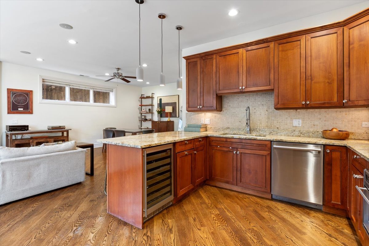 1120 N WOOD Street Unit: 1