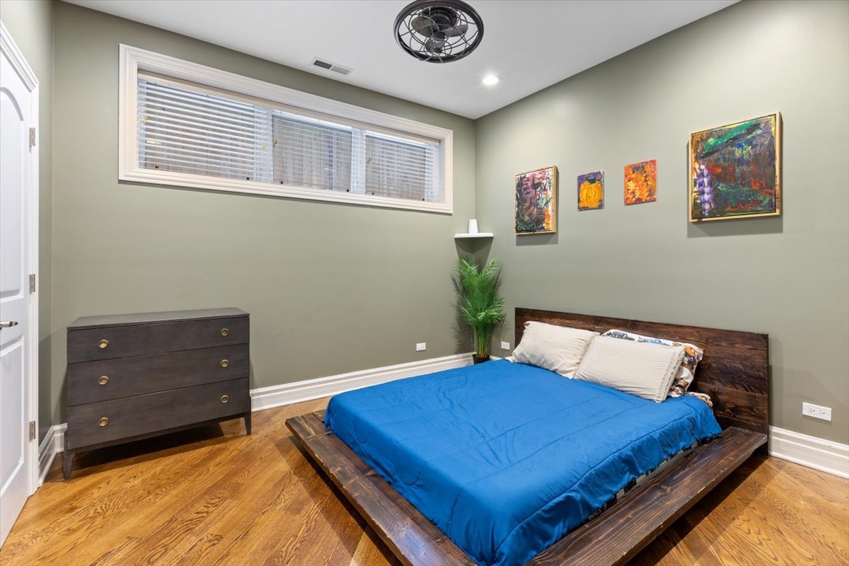 1120 N WOOD Street Unit: 1