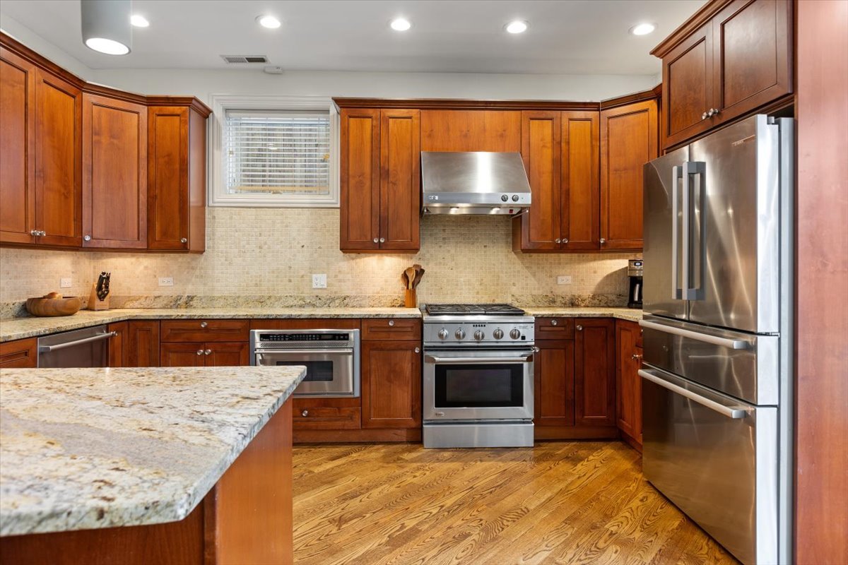 1120 N WOOD Street Unit: 1