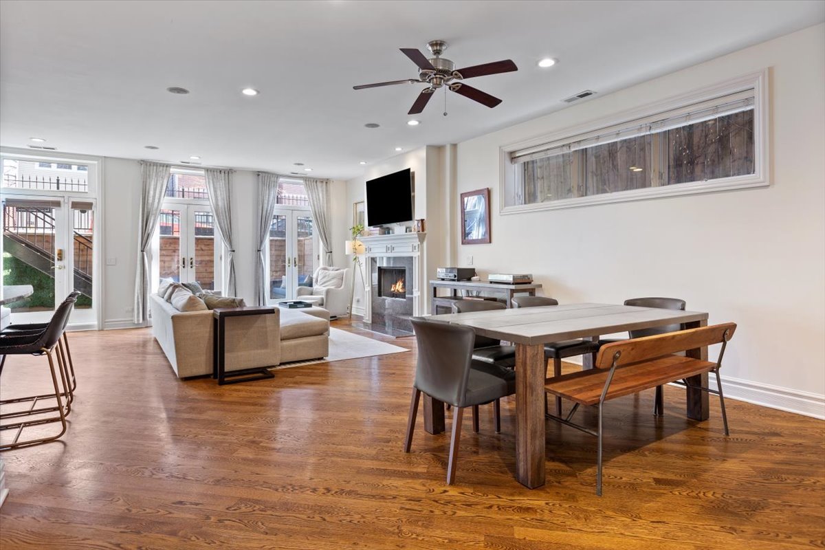 1120 N WOOD Street Unit: 1