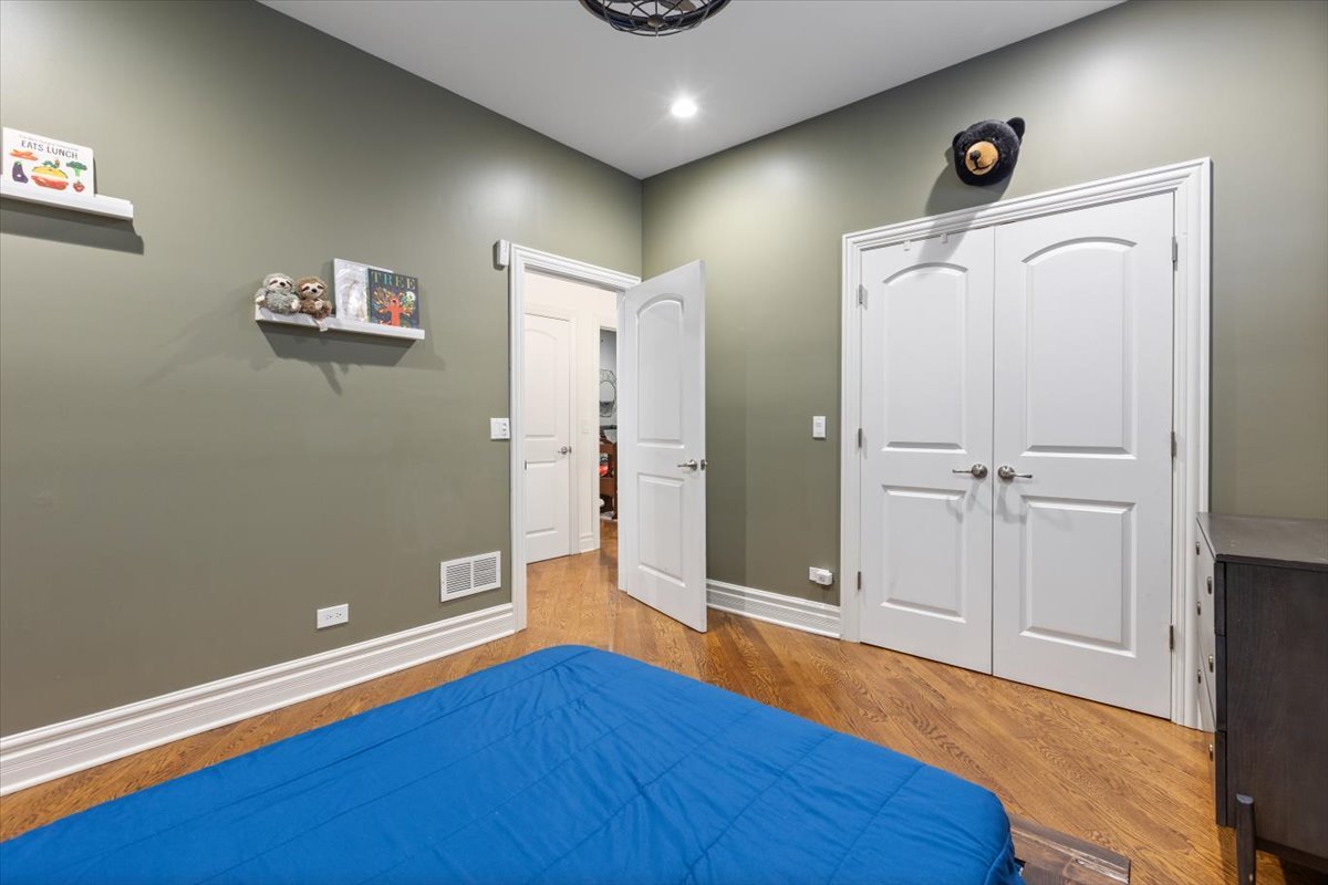 1120 N WOOD Street Unit: 1