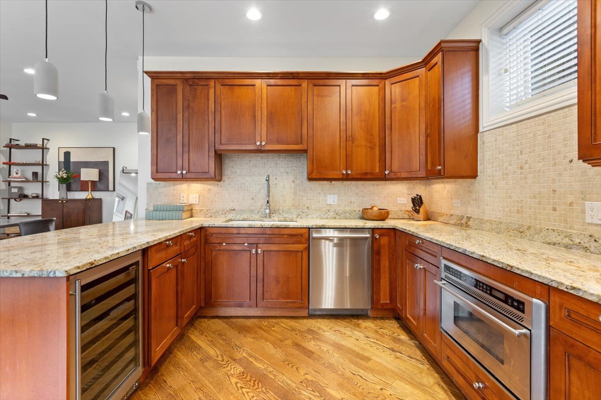 1120 N WOOD Street Unit: 1