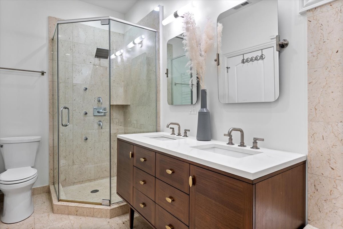 1120 N WOOD Street Unit: 1