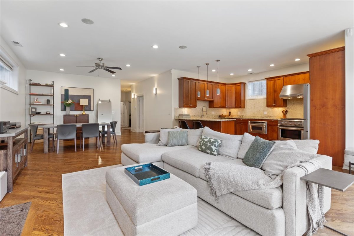 1120 N WOOD Street Unit: 1