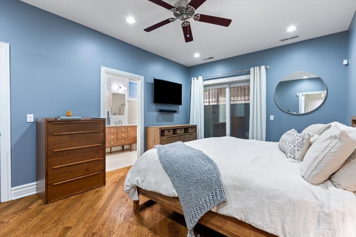 1120 N WOOD Street Unit: 1