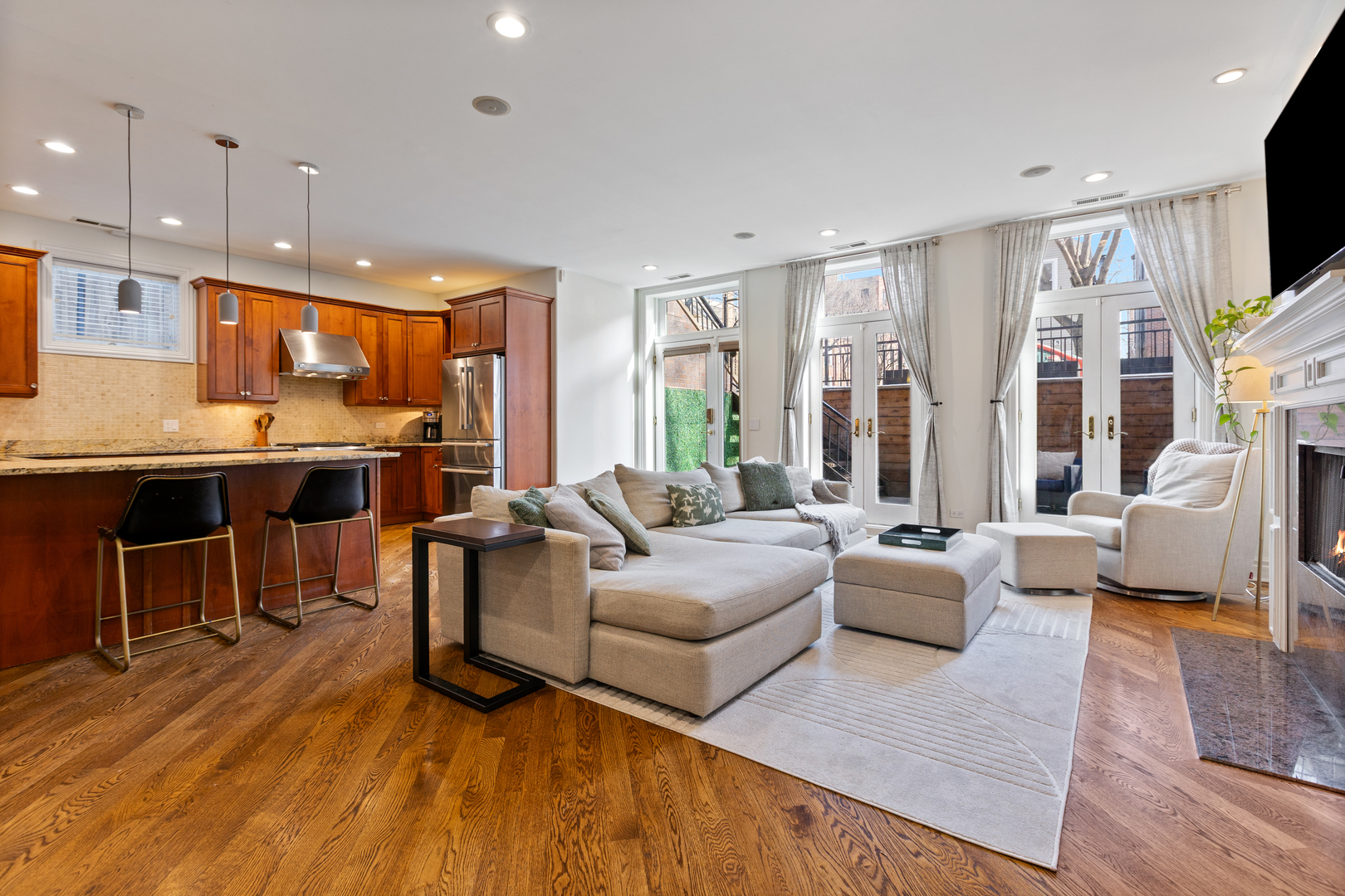 1120 N WOOD Street Unit: 1