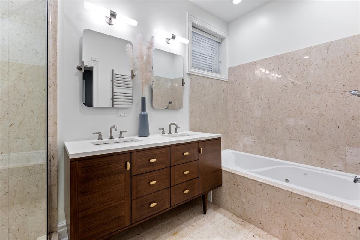 1120 N WOOD Street Unit: 1