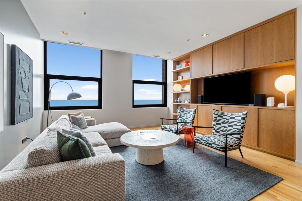 330 S Michigan Avenue Unit: 1807