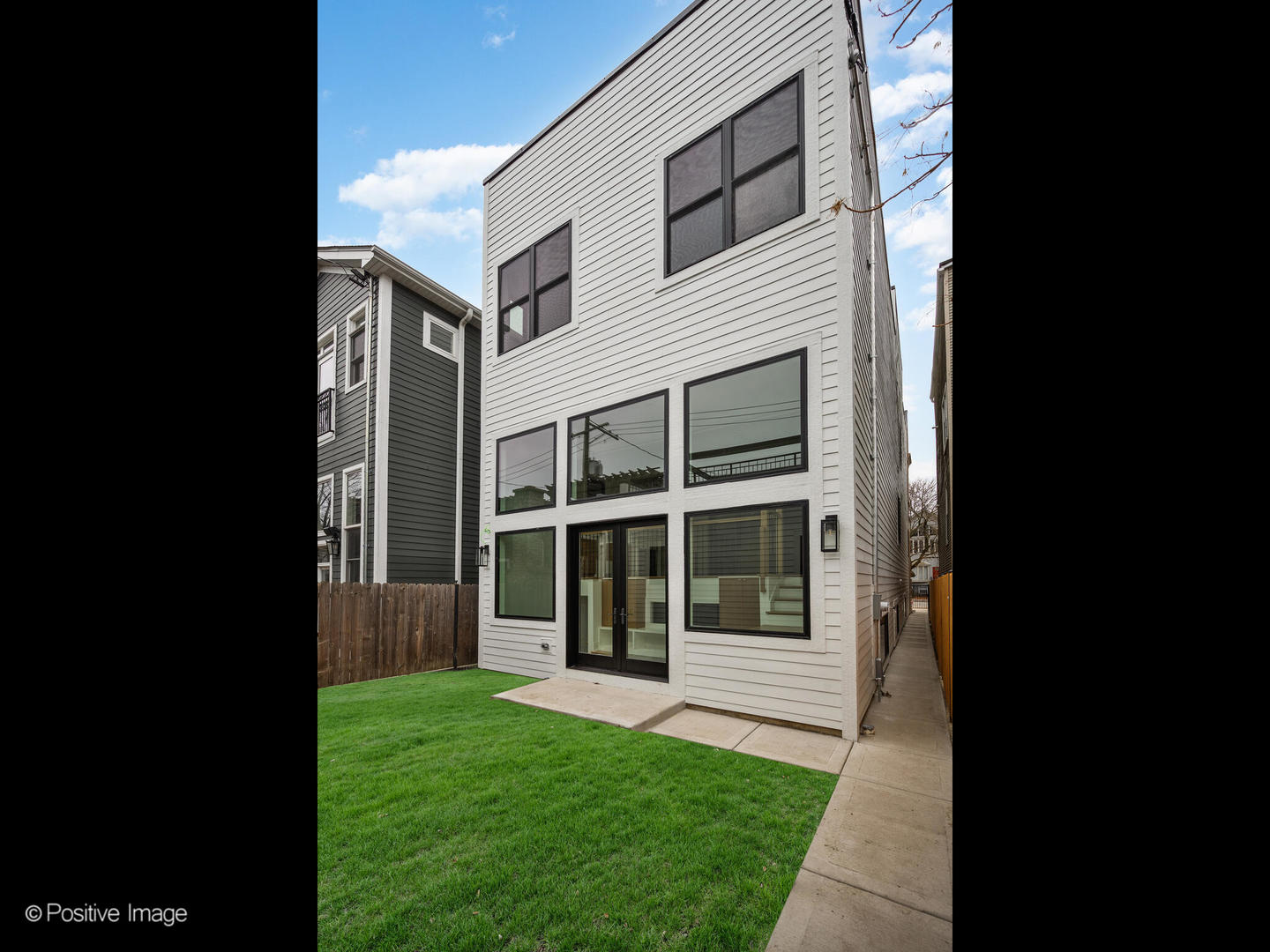 1228 W Wellington Avenue