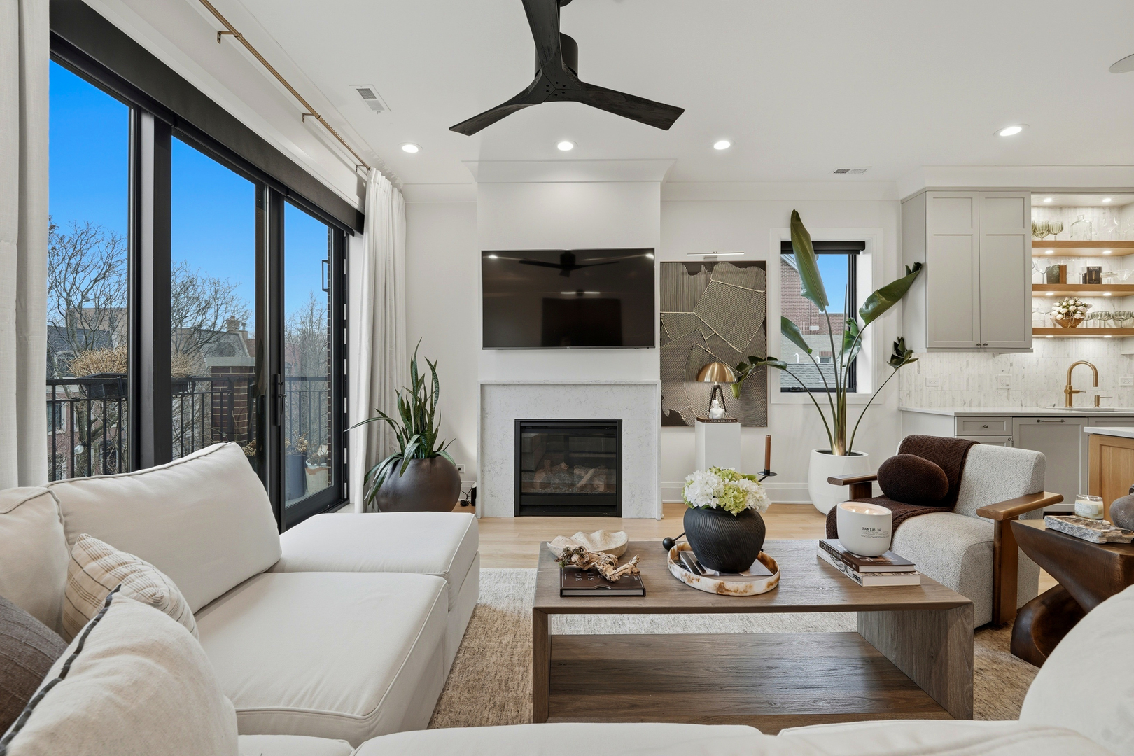 2650 N Racine Avenue Unit: 3