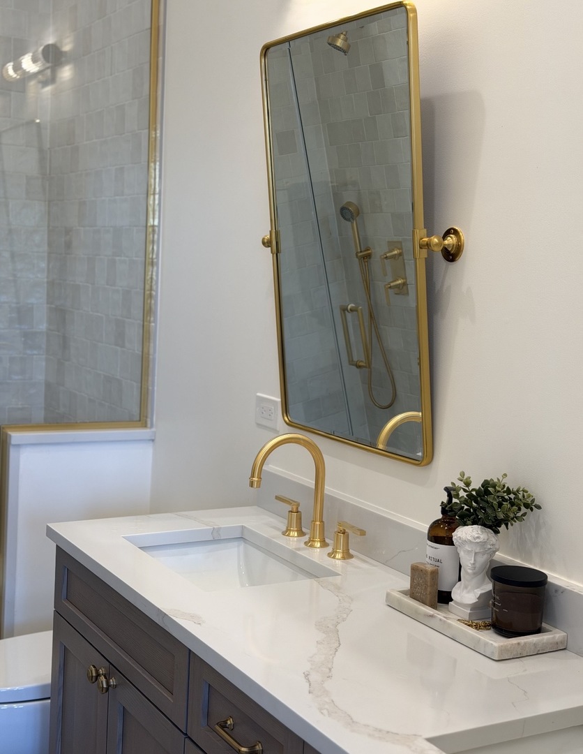 2650 N Racine Avenue Unit: 3