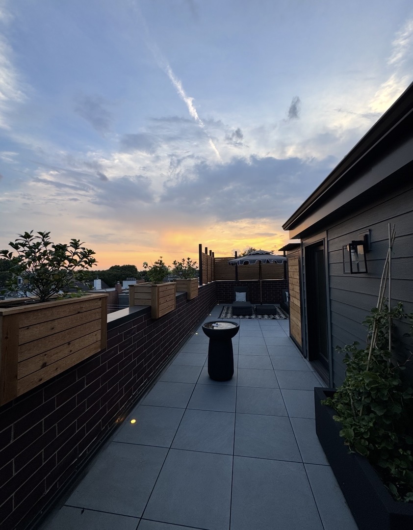 2650 N Racine Avenue Unit: 3