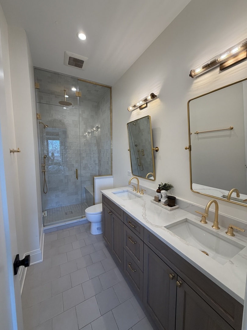 2650 N Racine Avenue Unit: 3