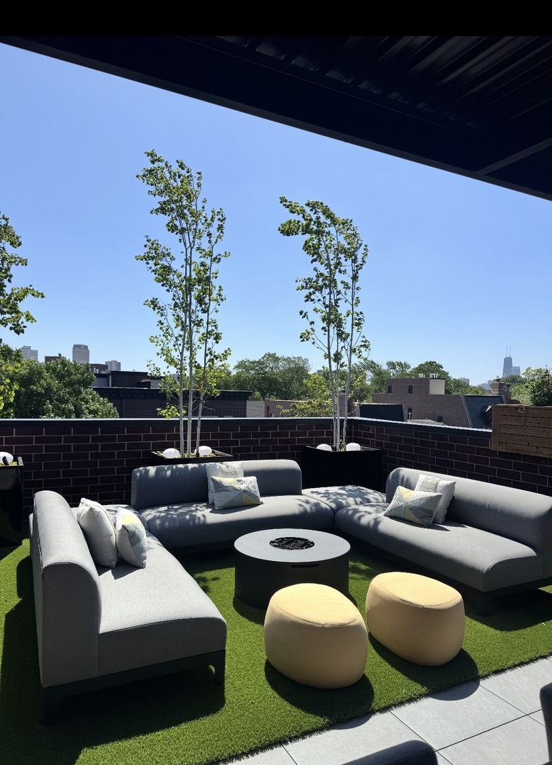 2650 N Racine Avenue Unit: 3