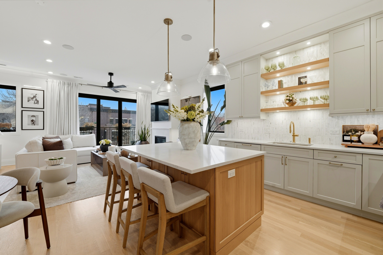 2650 N Racine Avenue Unit: 3