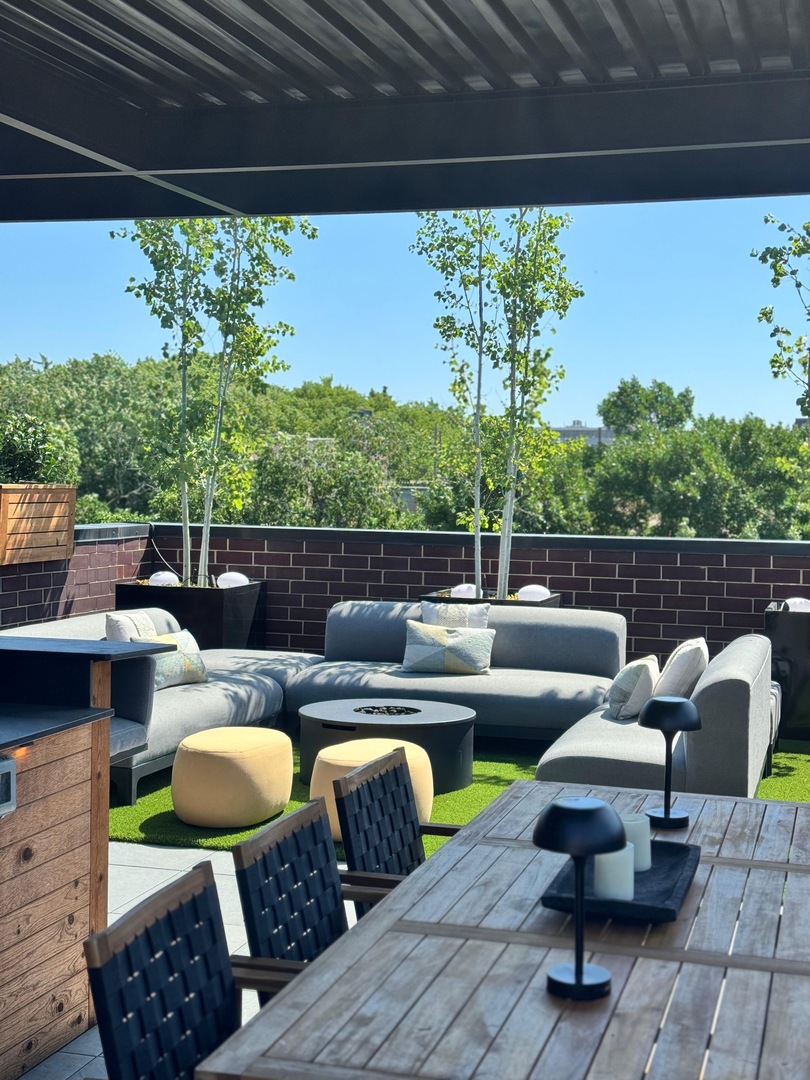 2650 N Racine Avenue Unit: 3