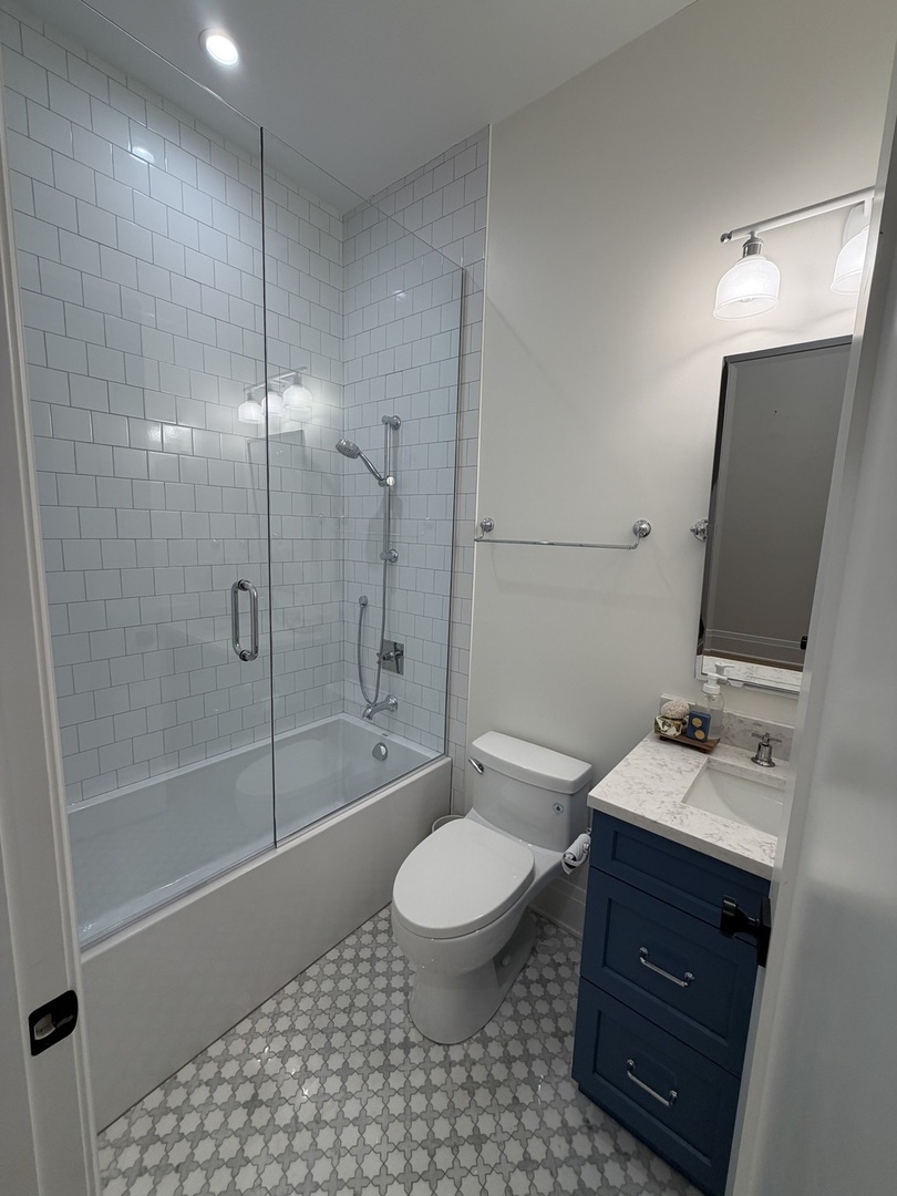 2650 N Racine Avenue Unit: 3