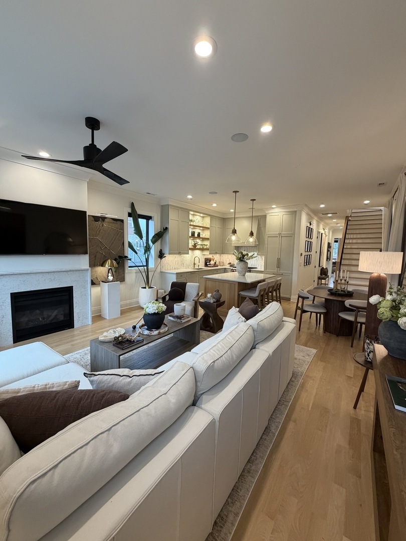 2650 N Racine Avenue Unit: 3