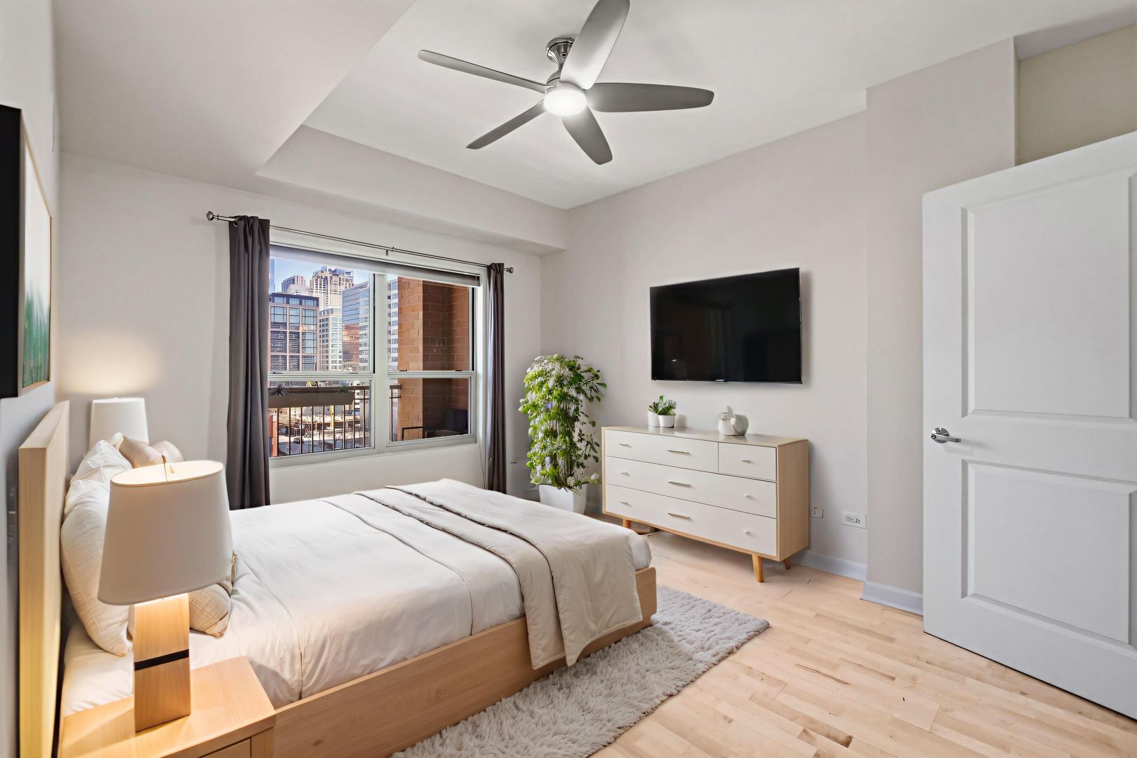 720 W RANDOLPH Street Unit: 905