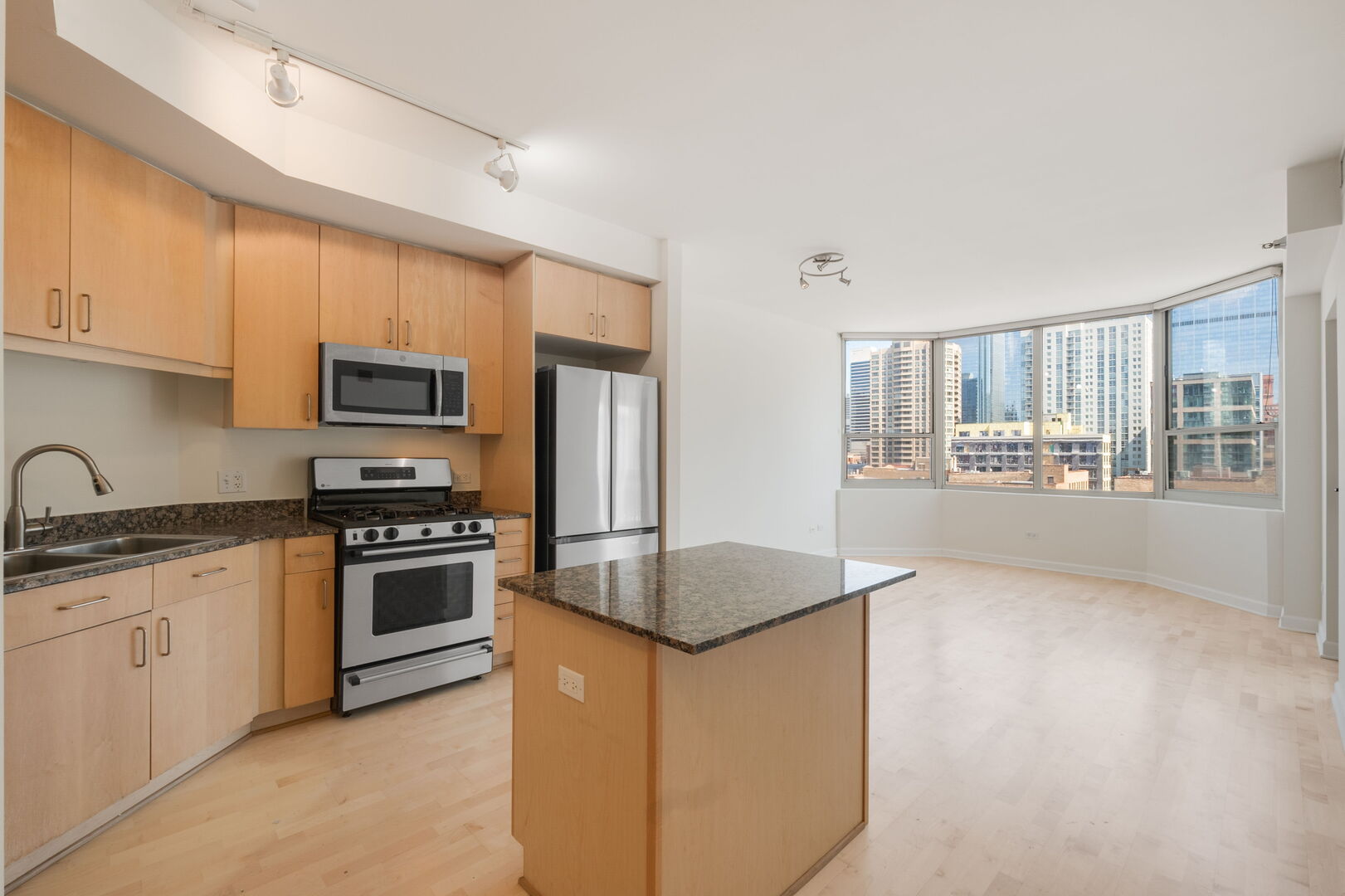 720 W RANDOLPH Street Unit: 905