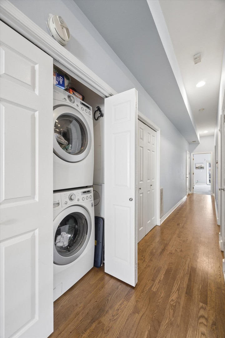 323 W SCHILLER Street Unit: 2W
