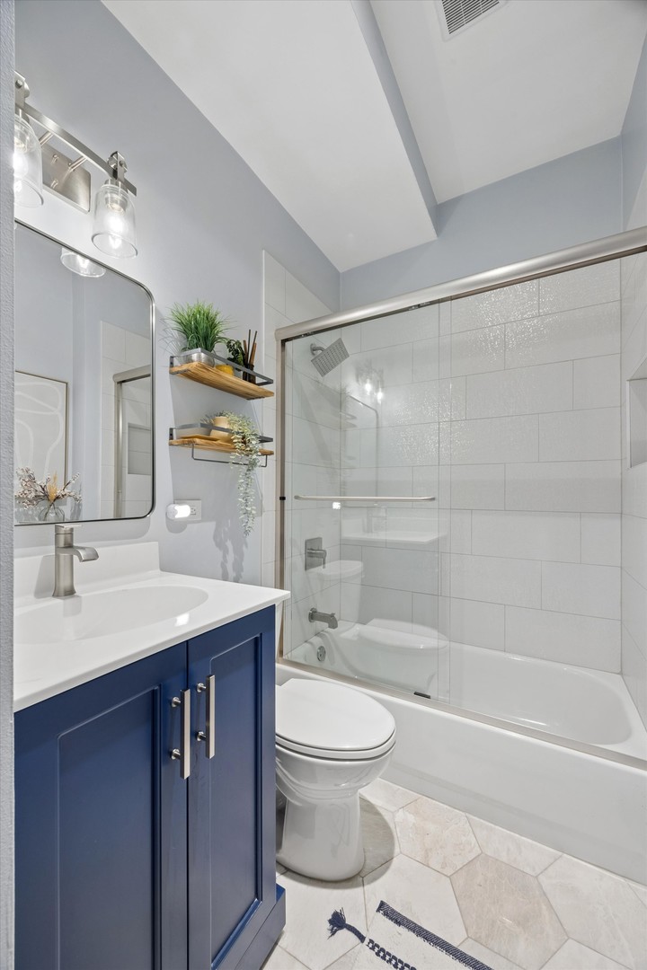 323 W SCHILLER Street Unit: 2W