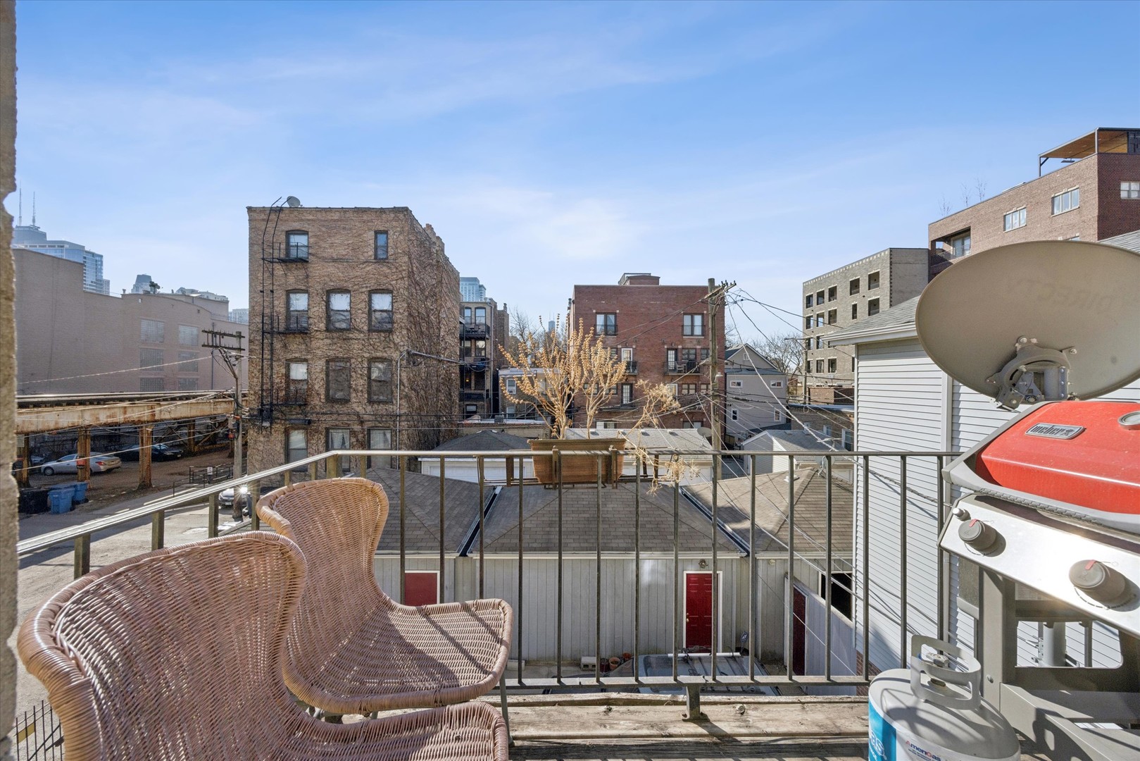 323 W SCHILLER Street Unit: 2W