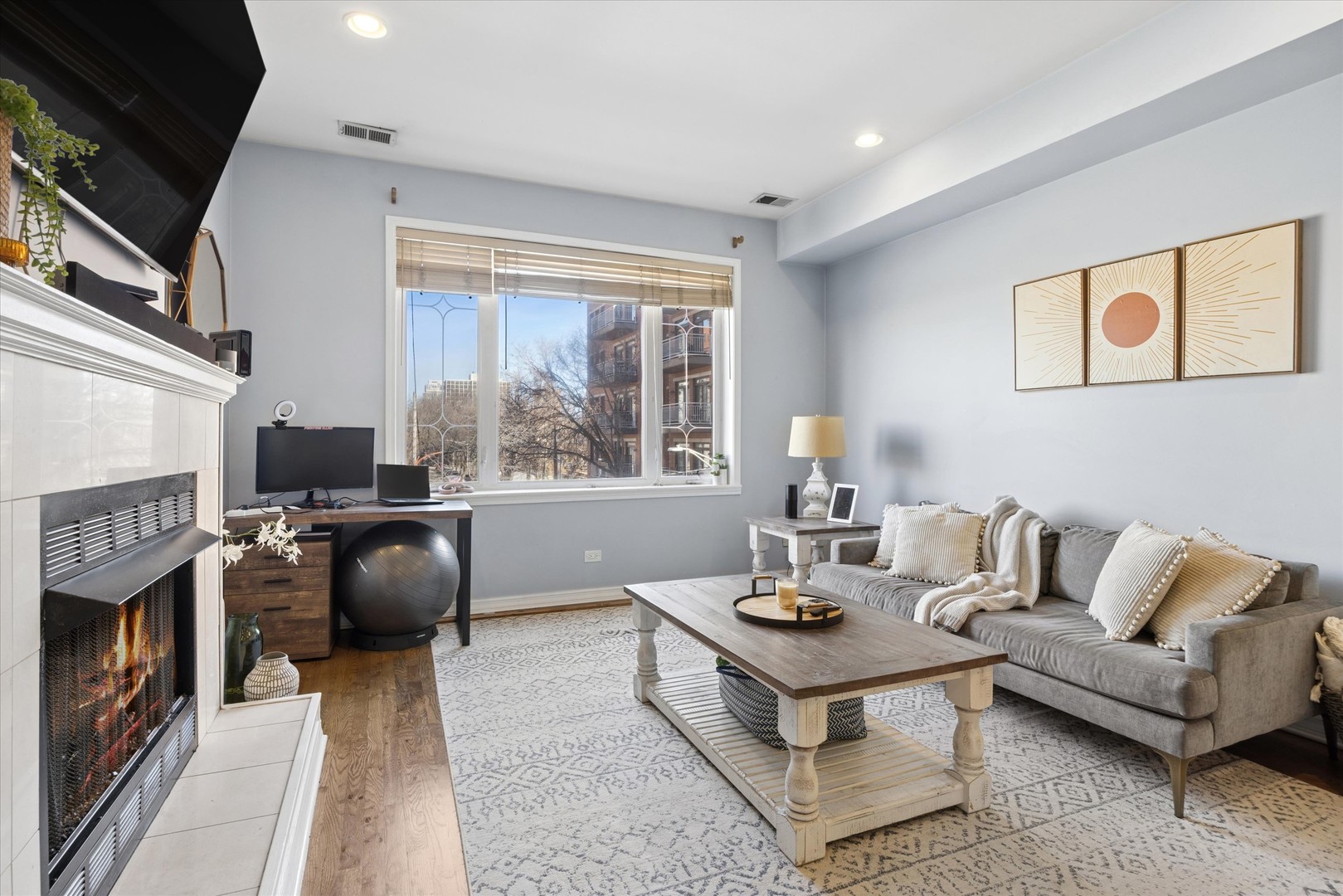 323 W SCHILLER Street Unit: 2W