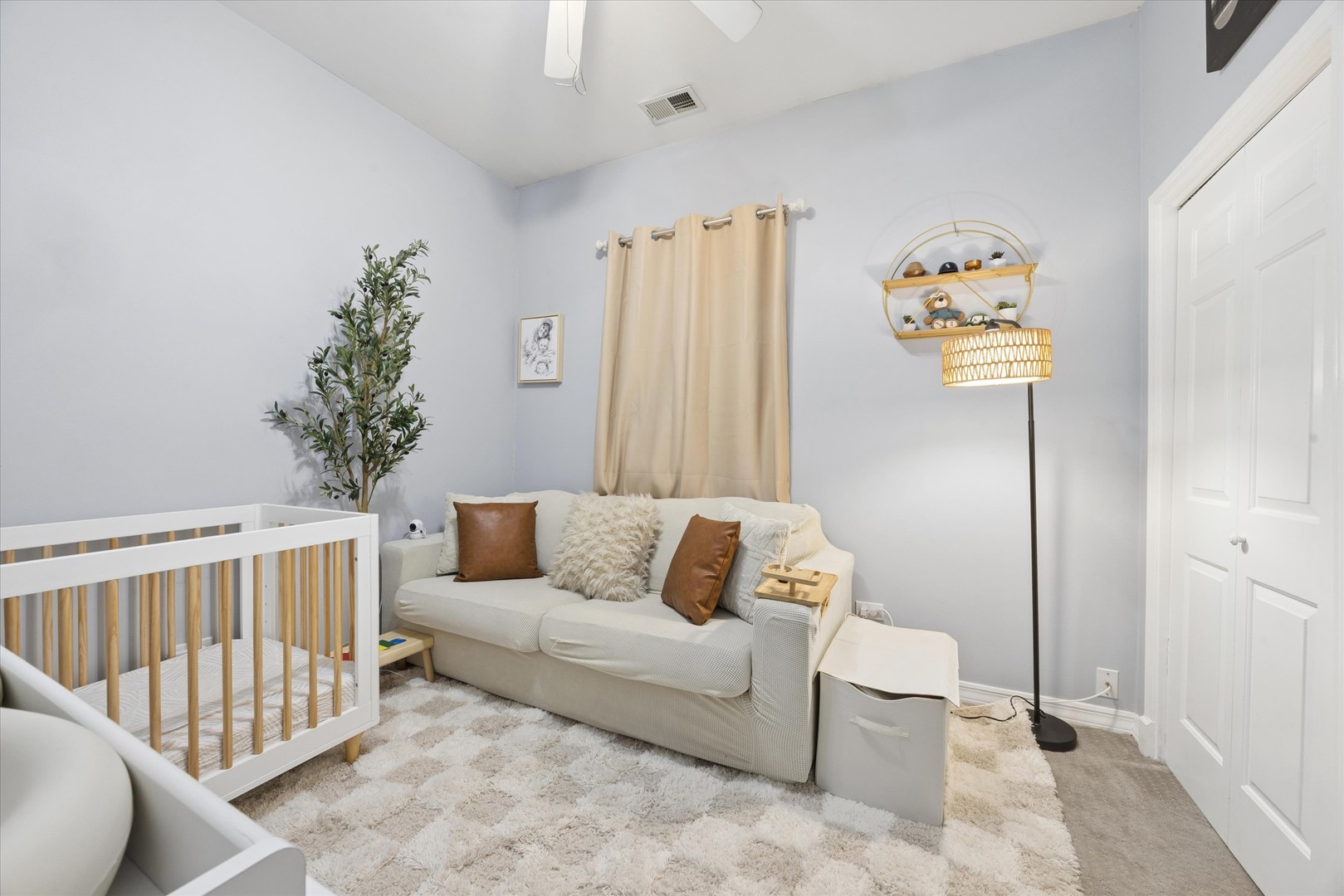 323 W SCHILLER Street Unit: 2W