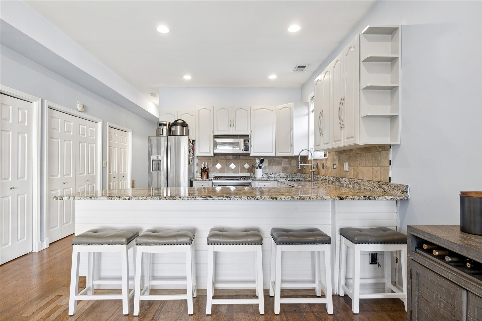 323 W SCHILLER Street Unit: 2W