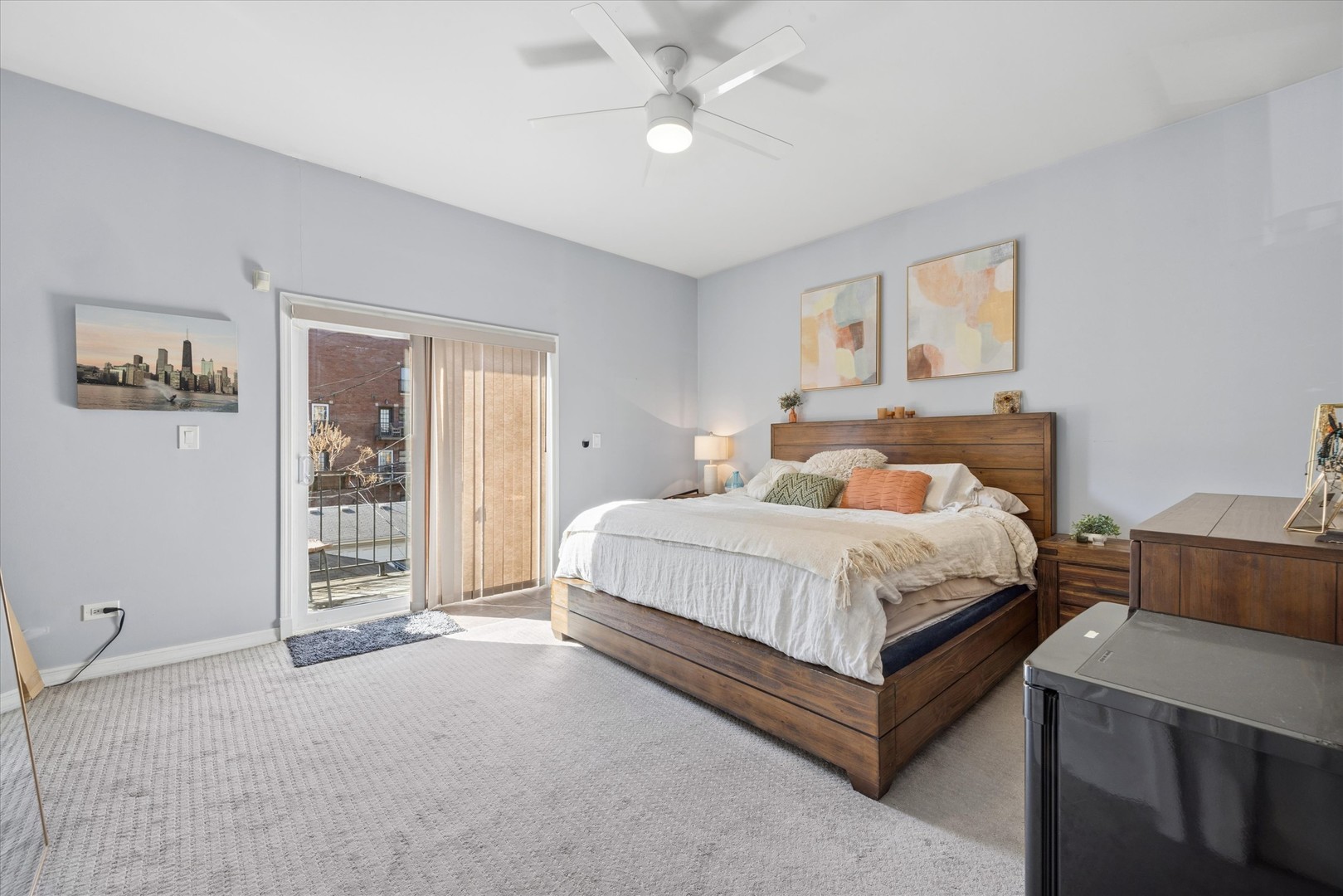 323 W SCHILLER Street Unit: 2W