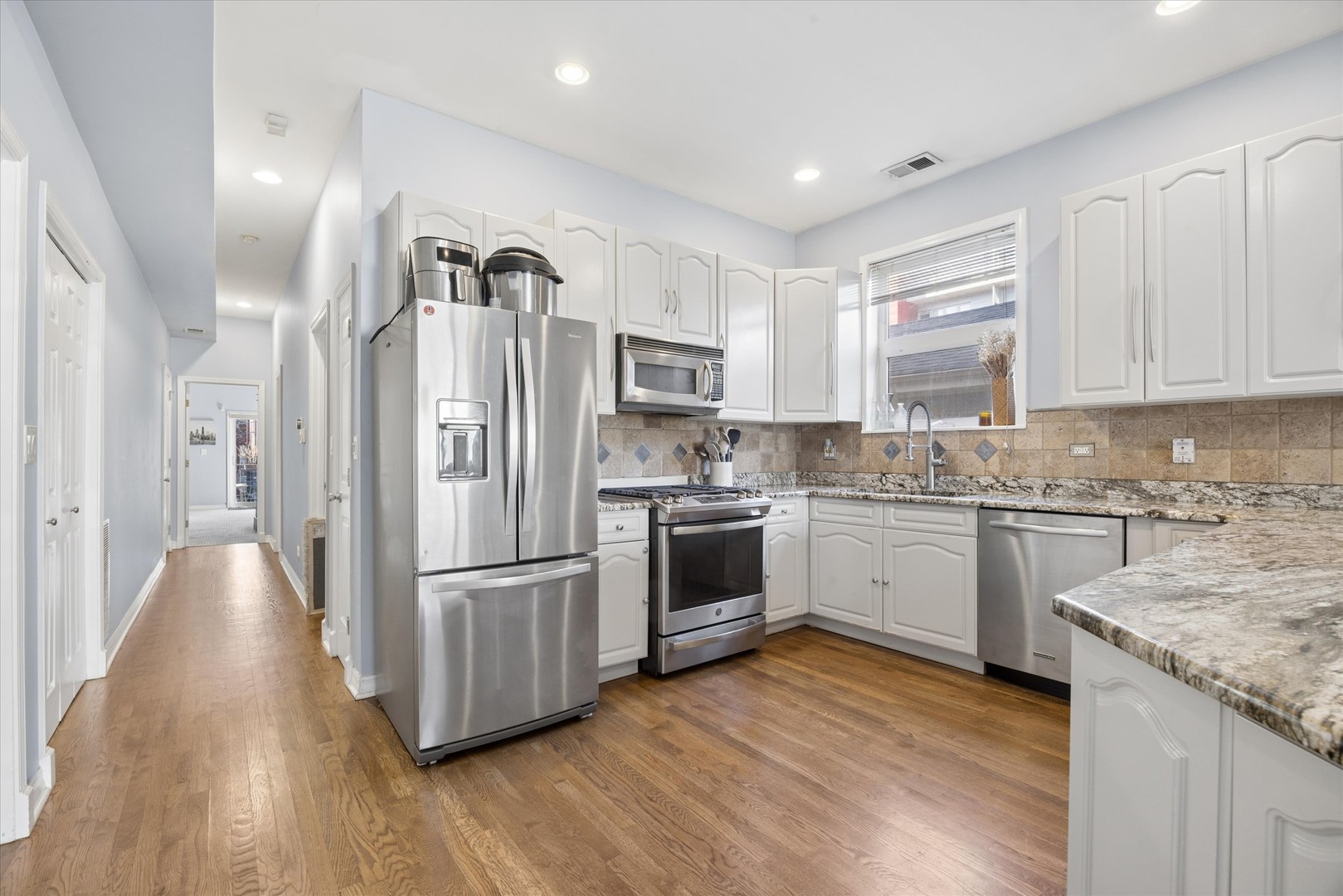 323 W SCHILLER Street Unit: 2W