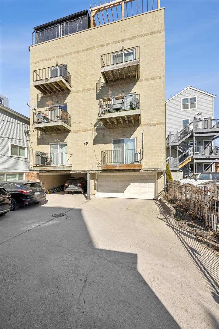 323 W SCHILLER Street Unit: 2W