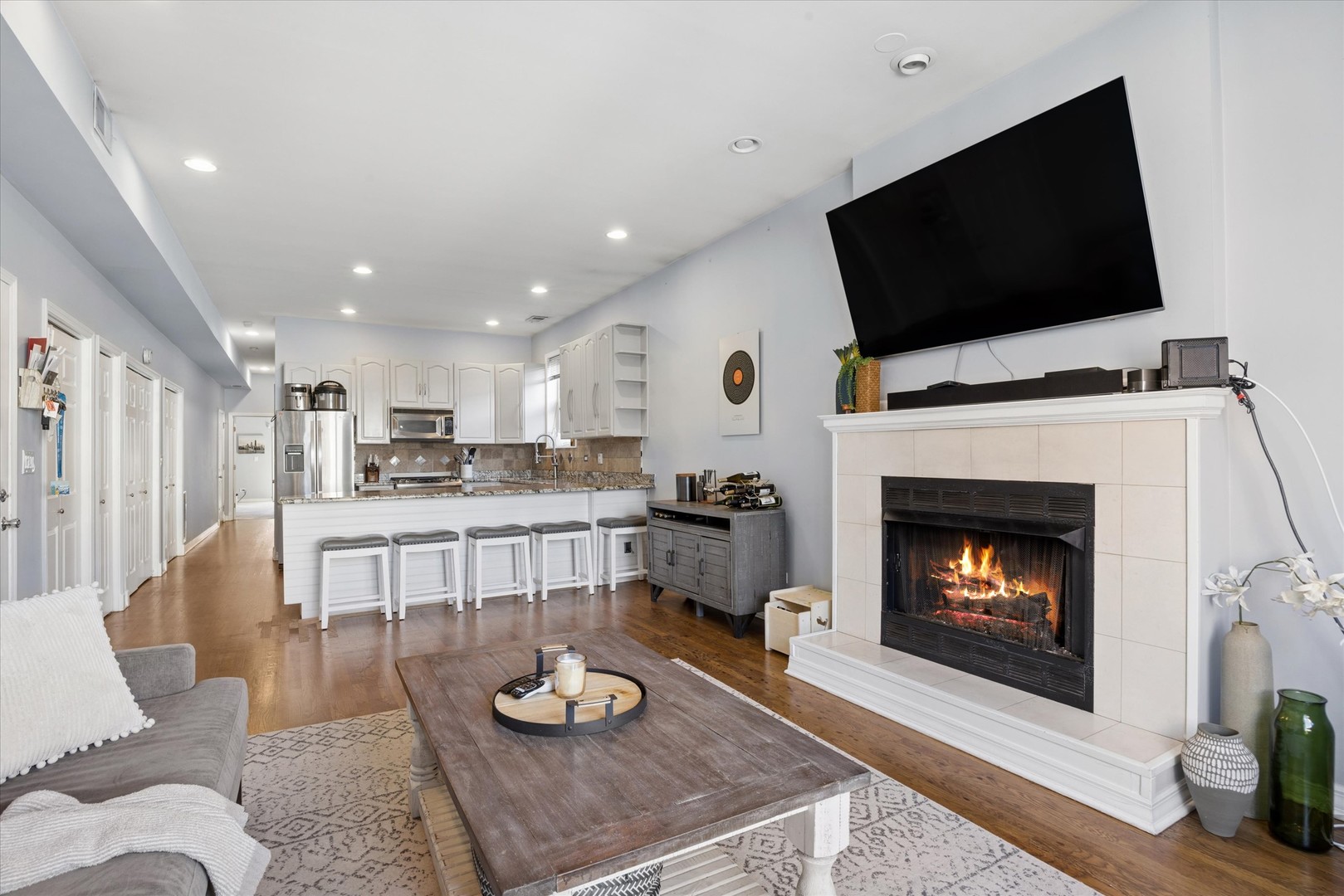 323 W SCHILLER Street Unit: 2W