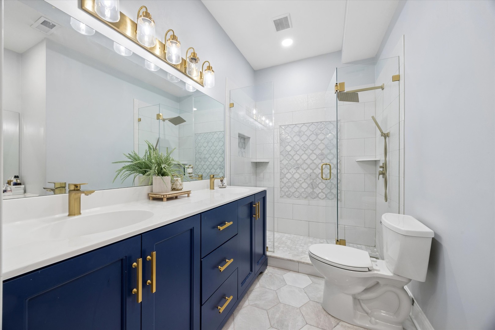 323 W SCHILLER Street Unit: 2W