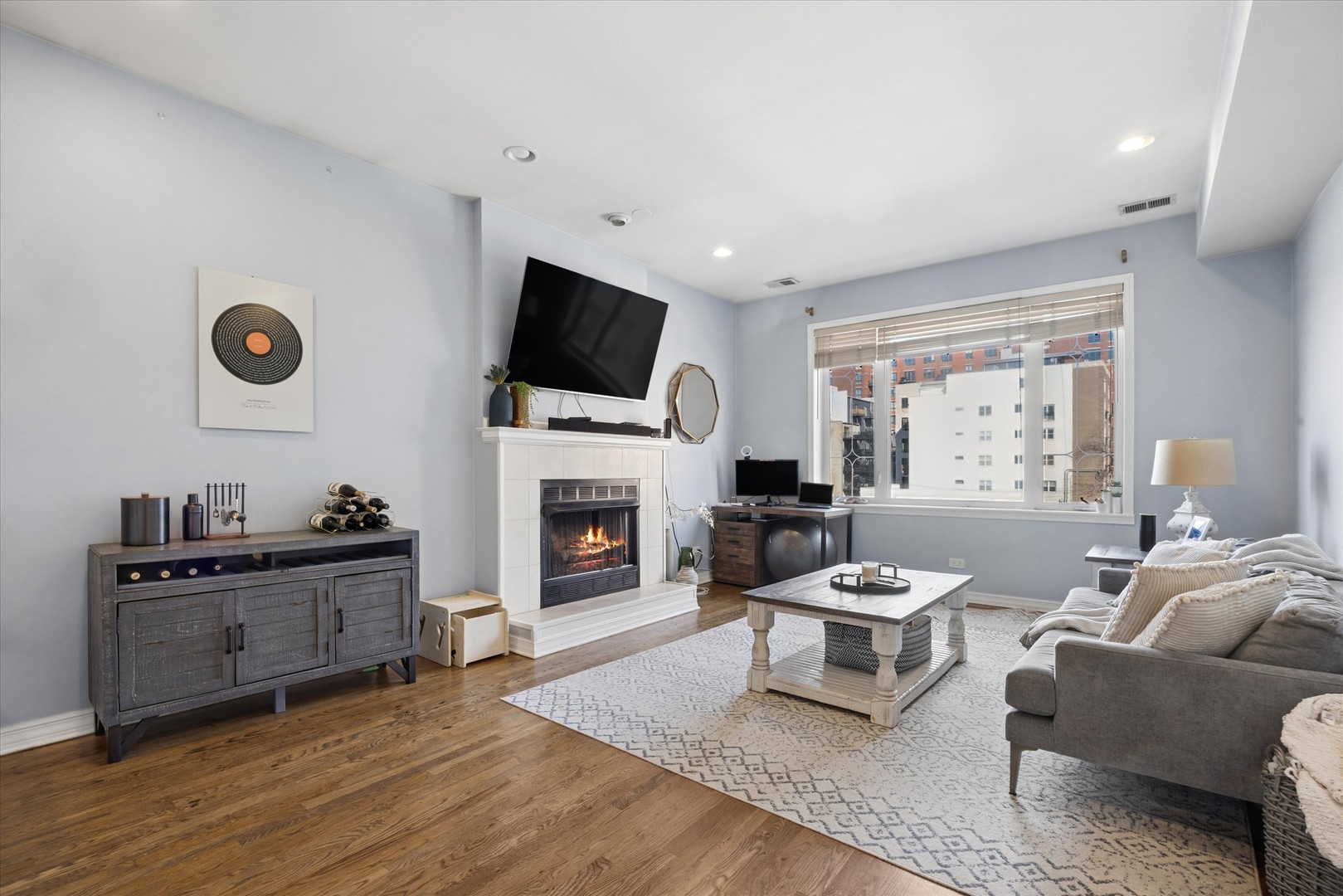 323 W SCHILLER Street Unit: 2W