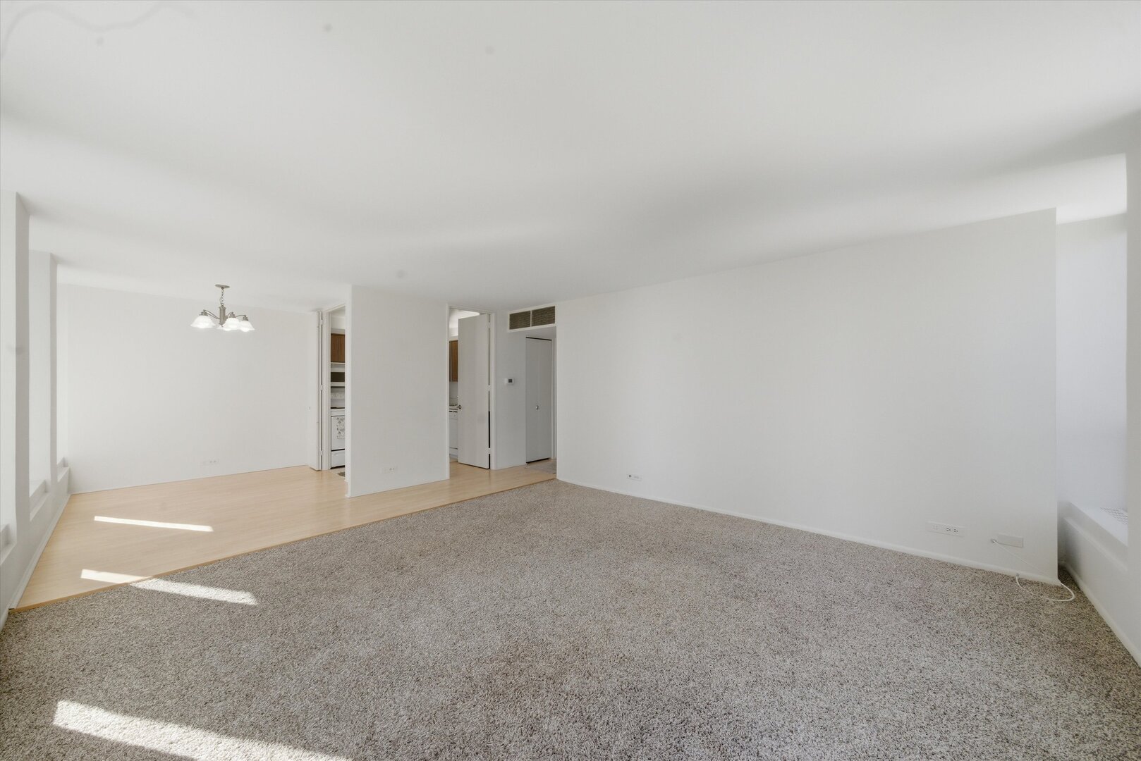 260 E Chestnut Street Unit: 2010