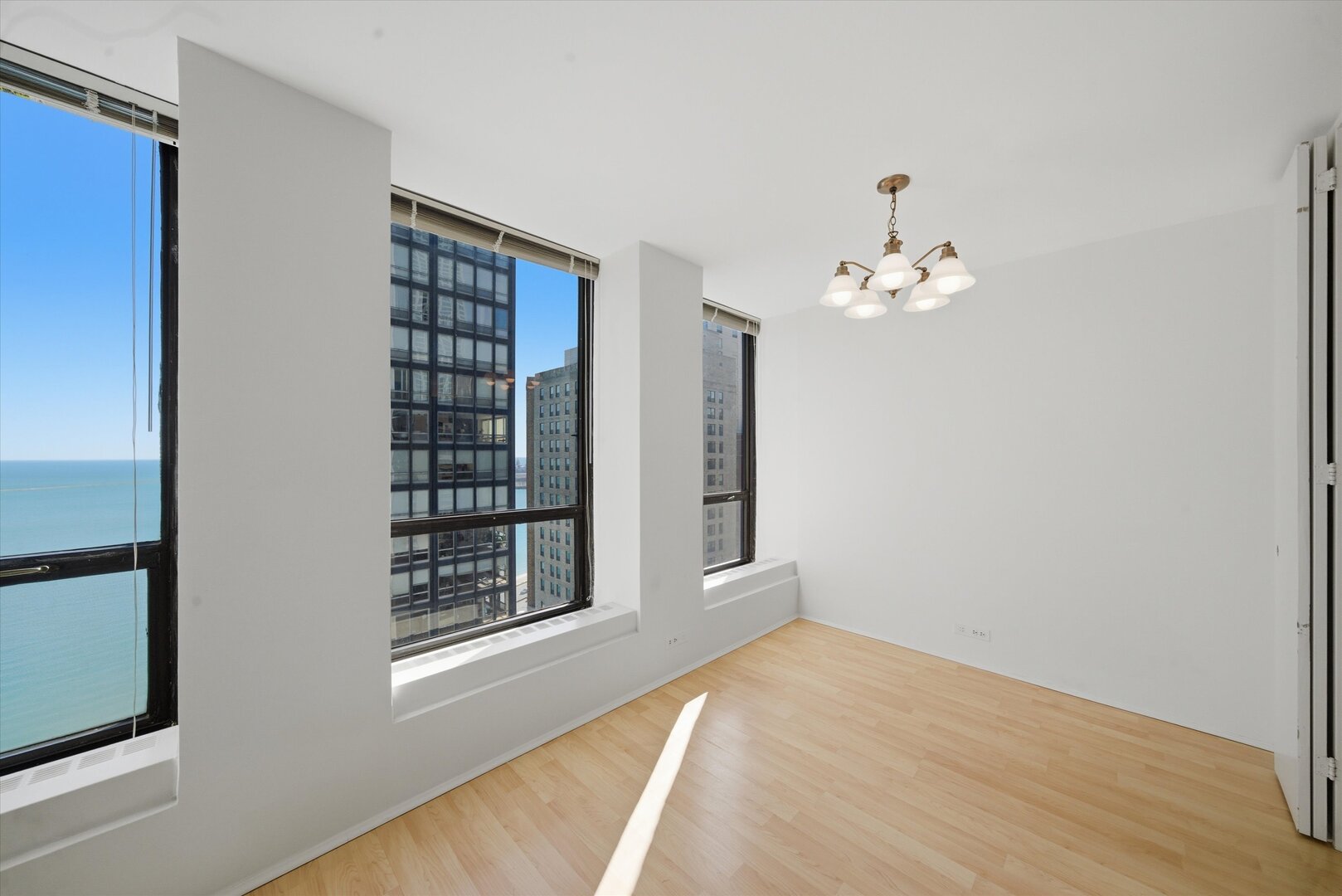 260 E Chestnut Street Unit: 2010