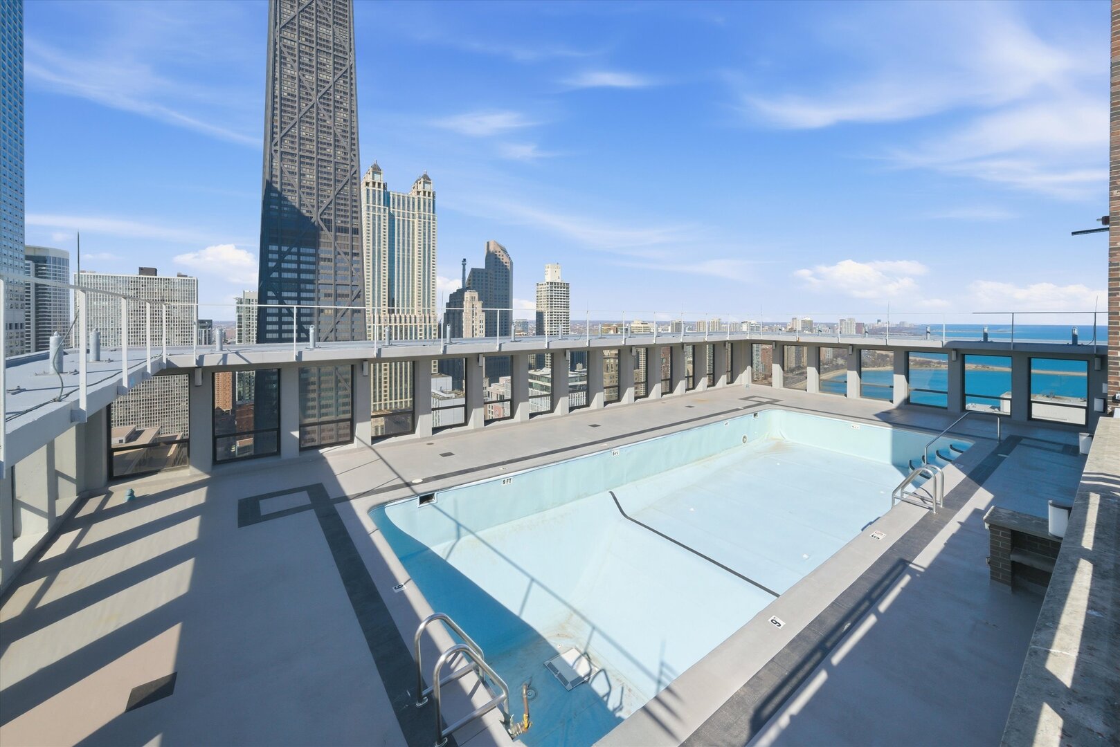 260 E Chestnut Street Unit: 2010